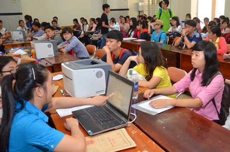 TPHCM: Giáo viên khó tìm việc Sinh viên làm thủ tục nhập học tại Trường ĐH Sư phạm TPHCM năm 2014. (Ảnh: Tấn Thạnh)
