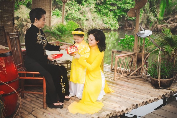 Trà Giang đẹp dịu dàng bên mẹ ngày cận tết Trà Giang đẹp dịu dàng bên mẹ ngày cận tết