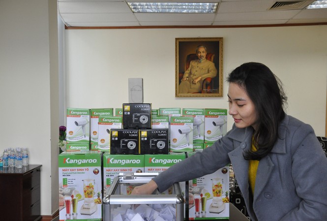 Quà tặng “Vui cùng Chủ Nhật Đỏ 2015” Bốc thăm ngẫu nhiên các phiếu hợp lệ tại tòa soạn báo Tiền Phong. Ảnh: Hồ Thu