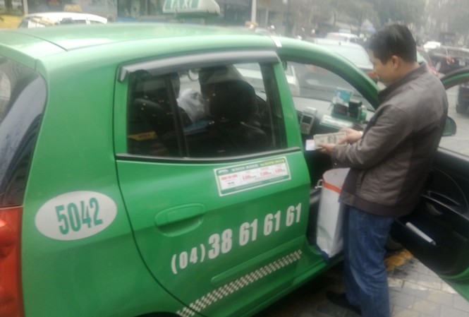 Lái xe taxi trả lại khách 30 nghìn USD bỏ quên Lái xe taxi trả lại khách 30 nghìn USD bỏ quên