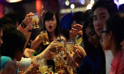 Nạn bia rượu ở Việt Nam lên báo Pháp Việt Nam mỗi năm tiêu thụ khoảng 3 tỷ lít bia, đứng thứ ba châu Á và thứ nhất Đông Nam Á. Ảnh minh họa: AFP