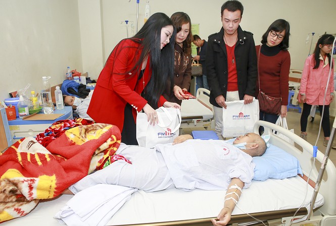 Hoa hậu Ngọc Anh trao quà cho bệnh nhân ung thư Hoa hậu Ngọc Anh trao quà cho bệnh nhân ung thư