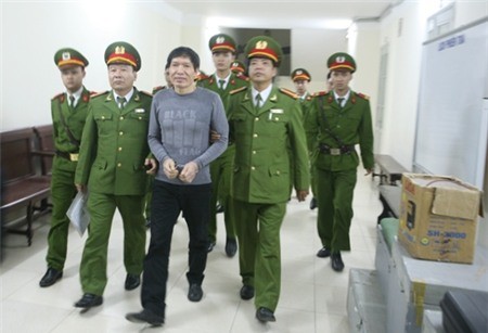Nụ cười Dương Tự Trọng Bị cáo Dương Tự Trọng khi dẫn giải ra xe thùng về trại tạm giam. Ảnh: Internet