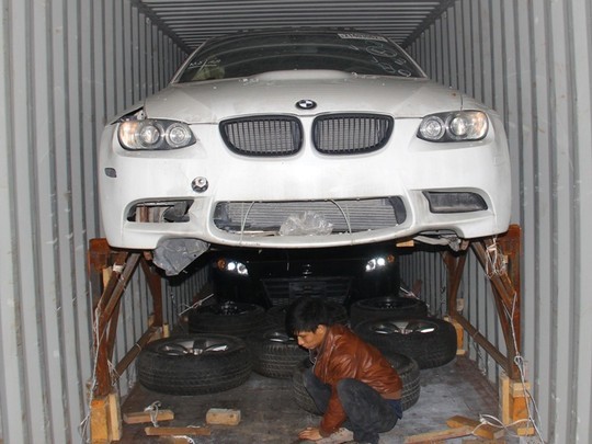 Nhập 3 xế hộp hạng sang, khai hàng kim loại BMW thể thao 2 cửa...