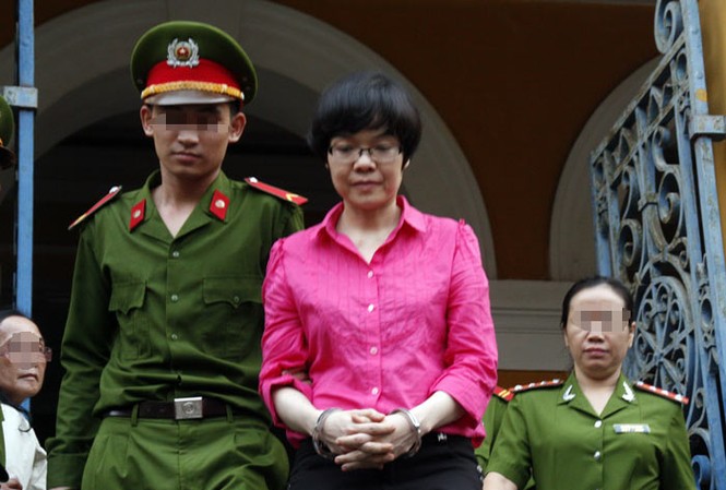 Đề nghị 'siêu lừa' Huyền Như án tù chung thân Các vấn đề liên quan đến sai phạm mà Huỳnh Thị Huyền Như là nhân vật chủ chốt của 'đại án' vẫn chưa được làm rõ trong suốt thời gian 6 ngày mà HĐXX làm việc - Ảnh: Hữu Vinh