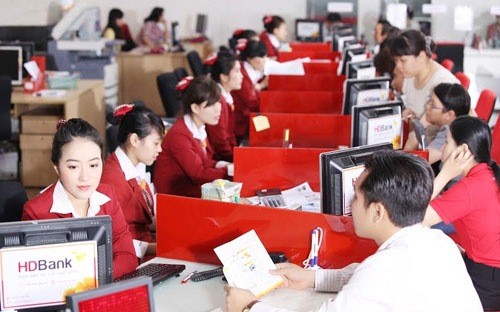 Đằng sau kế hoạch sáp nhập DaiABank vào HDBank Sự kiện sáp nhập DaiABank vào HDBank năm 2013 có thể là điểm khởi đầu cho một xu hướng: sáp nhập, hợp nhất tự nguyện trong hệ thống, nhất là với những ngân hàng tầm trung