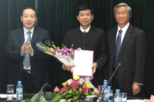 Hai đại tá công an sang Bộ GTVT làm biệt phái Ông Phạm Quốc Hiếu (đứng giữa) sang làm biệt phái tại Bộ GTVT (Ảnh: Bộ GTVT)