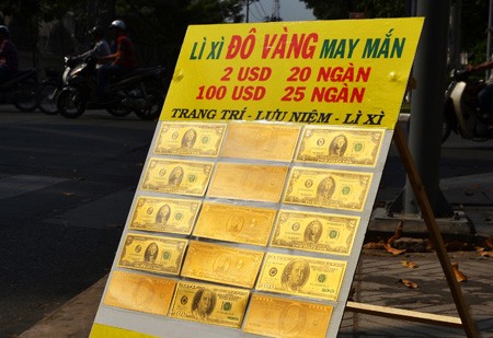 'Tờ 100 USD' bán ở vỉa hè Sài Gòn giá... 25.000 đồng Nhiều điểm bán lì xì đô la vàng may mắn trên khắp các tuyến đường TPHCM