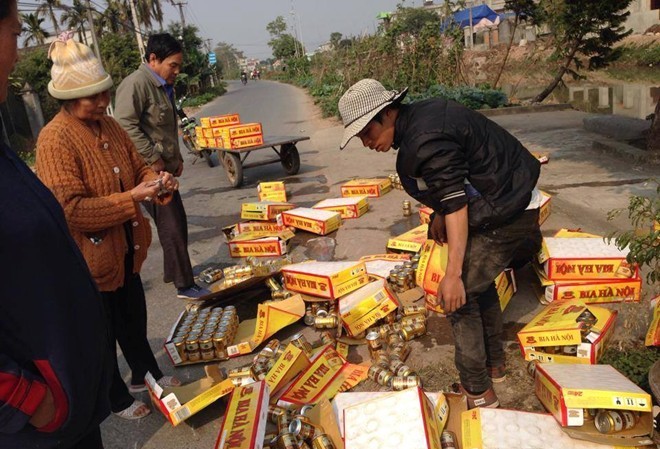 Người dân gom bia giúp tài xế sau vụ lật xe Người dân sống bên ven đường chạy lại giúp tài xế sau vụ lật xe
