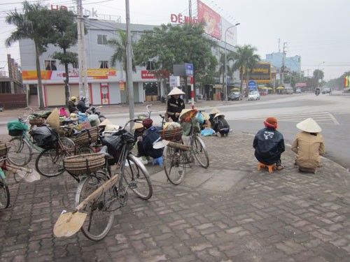 Nghệ An thưởng Tết cao nhất 32 triệu đồng Chợ lao động tại thành phố Vinh khát việc làm ngày giáp Tết. Ảnh Văn Hải
