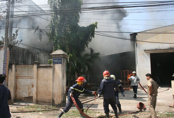 Cháy xưởng gỗ, hàng trăm công nhân tháo chạy Lực lượng chữa cháy đang tích cực dập lửa
