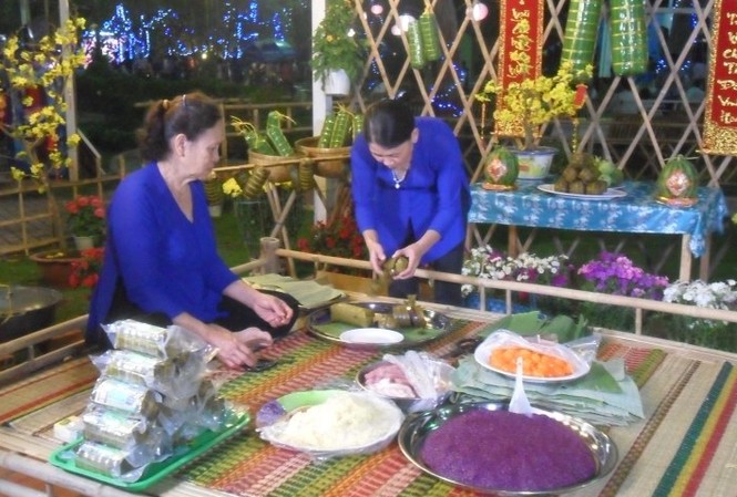 Khai mạc Ngày hội bánh dân gian Nam bộ Nghệ nhân đang gói bánh tét. Ảnh: Hòa Hội