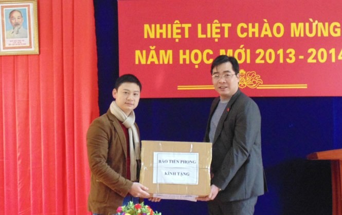 Trao học bổng báo Tiền Phong cho học sinh nghèo vượt khó Yên Bái Đồng chí Nông Việt Yên, Bí thư tỉnh Đoàn trao tạp chí của báo Tiền Phong cho Đoàn trường THPT dân tộc nội trú tỉnh