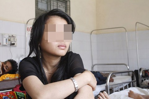 Chồng đánh vợ đang mang bầu ngất xỉu vì cãi lại Chồng đánh vợ đang mang bầu ngất xỉu vì cãi lại