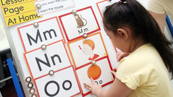 Cấm quảng bá, dạy thêm ngoại ngữ cho trẻ mầm non Thực tế có nhiều trường mầm non liên kết với các trung tâm ngoại ngữ để tổ chức hoạt động nhằm giúp trẻ làm quen với tiếng Anh. Ảnh minh họa