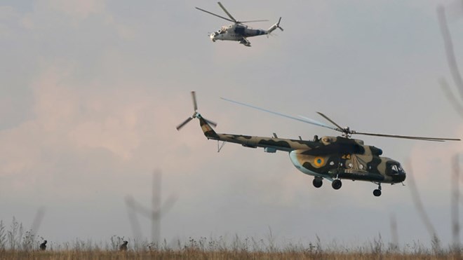 Bản tin 20H: Bộ trưởng Quốc phòng Ukraine tới miền đông Trực thăng quân đội Ukraine trên bầu trời Kramatorsk ngày 15/4 (Nguồn: Reuters)