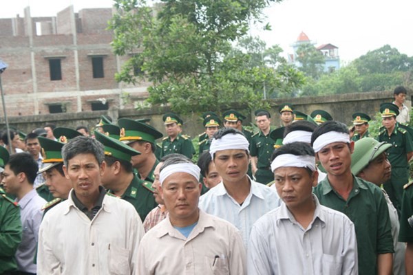 Truy tặng Huy hiệu Tuổi trẻ Dũng cảm cho 2 chiến sỹ hy sinh tại Bắc Phong Sinh Gia đình đồng chí Đãi trong nỗi đau và sự mất mát quá lớn. Ảnh: Thành Duy
