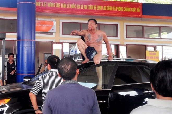 Nổ súng khống chế tài xế khỏa thân, làm loạn cây xăng Tài xế xe khách khỏa thân gây rối tại cây xăng.