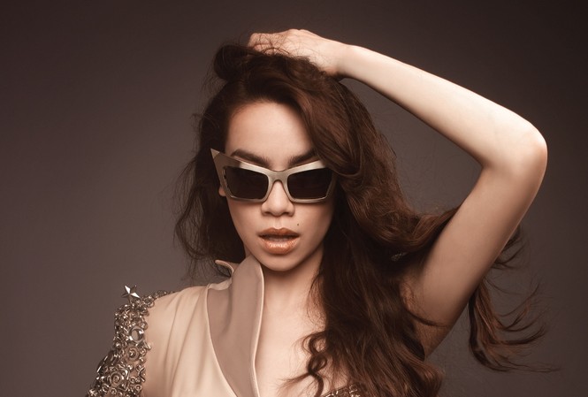 Hồ Ngọc Hà: Sống với đại gia nên 'mắt nhắm mắt mở' Hồ Ngọc Hà: Sống với đại gia nên 'mắt nhắm mắt mở'