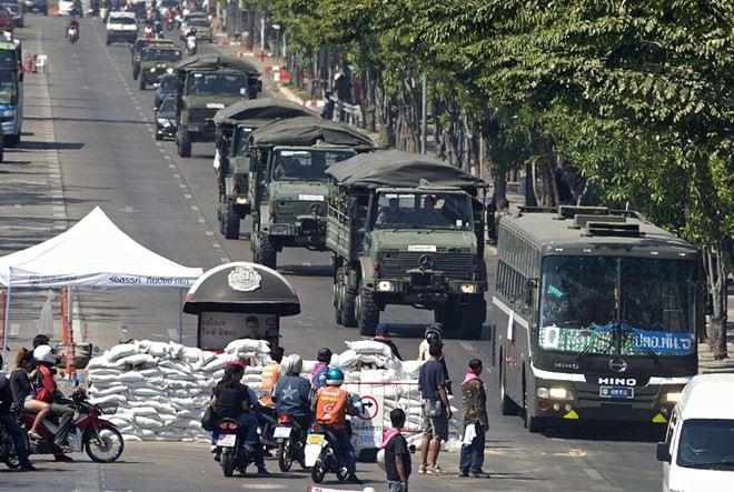 Bản tin 8H: Quân đội Thái Lan tuyên bố 'thiết quân luật' Xe quân đội Thái Lan ở thủ đô Bangkok cuối năm 2013.