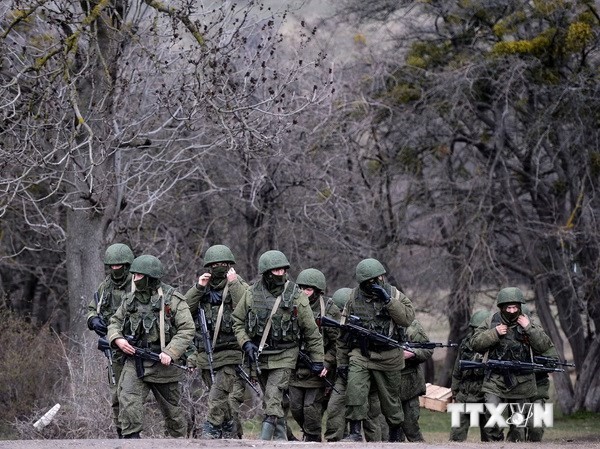 Bản tin 8H: Nga đã rút hết quân khỏi biên giới Ukraine Binh sỹ Nga tuần tra ở Perevalnoye, ngoại ô Simferopol ngày 20/3.