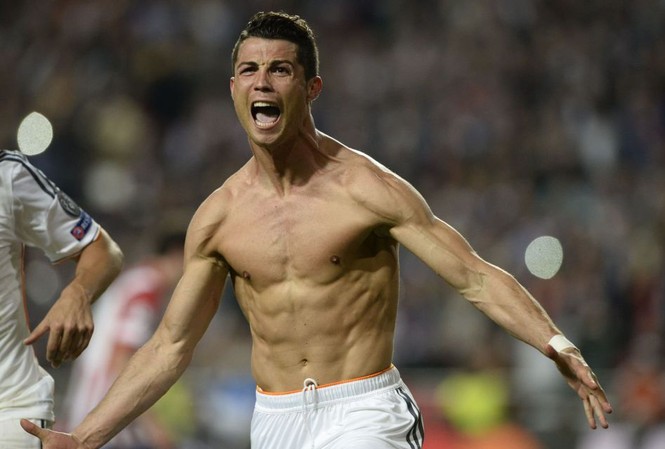 C. Ronaldo cởi áo khoe cơ bắp cuồn cuộn C. Ronaldo cởi áo khoe cơ bắp cuồn cuộn