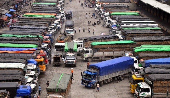 Ứng xử với hàng hoá Trung Quốc ra sao? Bãi đỗ xe tại cửa khẩu Tân Thanh khi vào mùa dưa hấu.