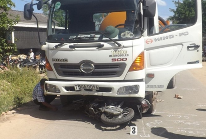 Xe môi trường “nuốt” xe máy, một người thiệt mạng Sau cú va chạm mạnh, xe máy bị ô tô hút hầm cầu “nuốt” vào gầm trước
