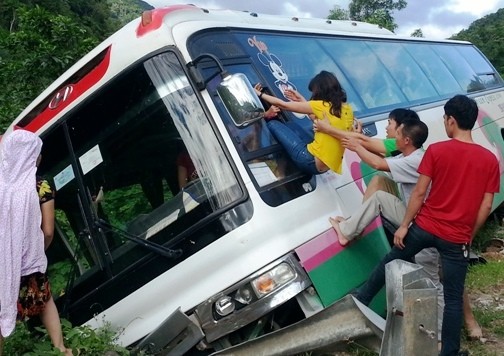 Lật xe khách, hành khách thoát ra ngoài bằng cửa sổ Hiện trường vụ lật xe khiến hàng chục hành khách phải thoát ra ngoài bằng cửa sổ.