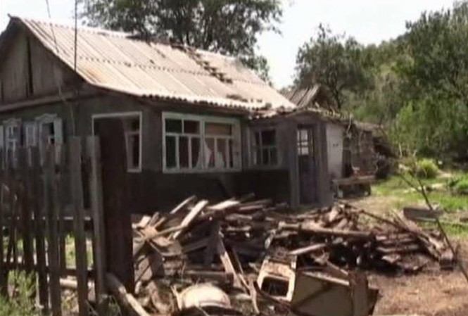 Một người ở Nga thiệt mạng vì “trúng pháo Ukraine” Một ngôi nhà ở Donetsk của Nga bị hư hại vì pháo bắn từ Ukraine.