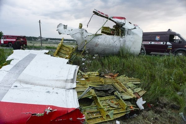 Bản tin 20H: Gia đình Malaysia có 6 người tử nạn trên MH17 Hiện trường vụ máy bay rơi. Ảnh: EPA