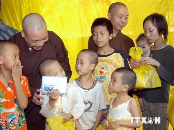 Điều tra, xác minh về việc mua bán trẻ em ở chùa Bồ Đề Tặng quà cho trẻ em khó khăn tại lễ ra mắt văn phòng tham vấn hỗ trợ cộng đồng tại Chùa Bồ Đề. (Ảnh: Dương Ngọc/TTXVN)
