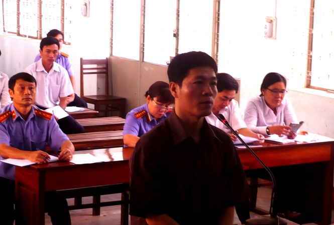 Khoe quen lãnh đạo Bộ Công an để lừa chạy trường Bị cáo Hùng tại tòa