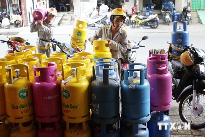 Giá gas giảm 40.000 đồng mỗi bình từ ngày 1/11 Ảnh chỉ có tính minh họa. (Ảnh: Thanh Vũ/TTXVN)
