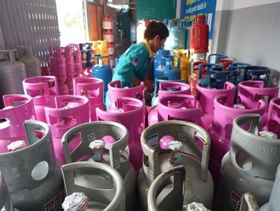 Từ 1/12, gas giảm thêm 13.000 đồng mỗi bình 12kg Từ 1/12, gas giảm thêm 13.000 đồng mỗi bình 12kg