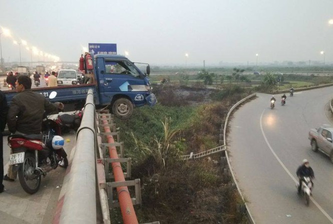 Bị xe tải đâm, người đi xe máy văng khỏi cầu Thanh Trì Chiếc xe tải mắc kẹt trên thành cầu Thanh Trì. Ảnh: Thanh Hà