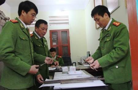 Tổ chức tiệc nhà mới, bị trộm khoắng đồ nhà cũ Tang vật vụ án tại cơ quan điều tra.