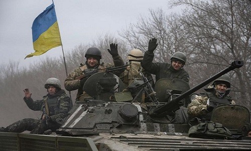 Kêu gọi viện trợ vũ khí, Ukraine 'chuẩn bị chiến tranh' Một xe tăng của quân chính phủ Ukraine ở miền đông Ukraine - Ảnh: Reuters