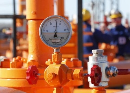 Nga dọa cắt khí đốt bơm cho Ukraine Các kỹ sư trò chuyện trong lúc kiểm tra hệ thống phân phối khí đốt ở Kiskundorozsma, cách thủ đô Budapest của Hungary khoảng 170 km về phía nam. Ảnh: Reuters.