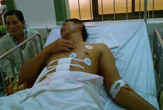 Cứu sống người đàn ông bị con trai đâm thủng gan, thận Ông Trần Văn Nhờ đang được chăm sóc, điều trị tại bệnh viện.