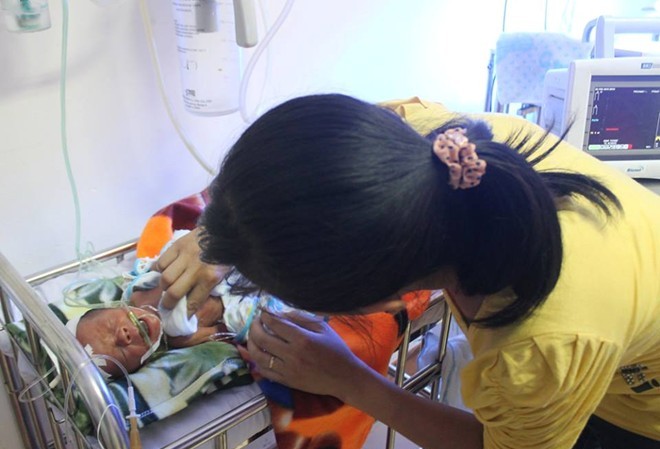 Đi vệ sinh, bà bầu 9x đẻ rơi thai nhi xuống bồn cầu Sau hơn 20 ngày điều trị, tình trạng sức khỏe của cháu Bé đã có nhiều chuyển biến. Trước đó cháu bị đẻ rơi trong nhà vệ sinh.