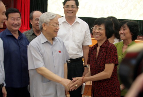 Tổng Bí thư: 'Quyết hết rồi thì bàn cái gì nữa?' Tổng Bí thư Nguyễn Phú Trọng trò chuyện với cử tri Hoàn Kiếm. Ảnh: Võ Hải/ VnExpress