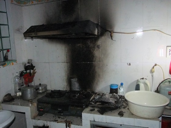 Hai vợ chồng nhập viện vì bật bếp kiểm tra gas rò rỉ Vụ nổ gas tại nhà ông K. Ảnh: Bá Ngọc