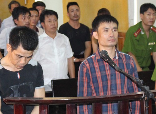 Vờ mất túi tiền tỷ, dí súng ép tài xế bồi thường Hai bị cáo tên Thanh tại phiên xử.