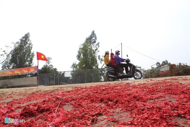 Xác pháo đỏ đường ở Vĩnh Phúc: Công an chưa biết thông tin Xã Tề Lỗ nổi tiếng với nghề "mổ xác" ôtô, xe máy. Ảnh: Vũ Minh Quân/Zing
