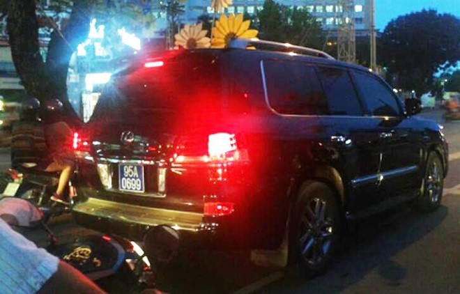 Cấp biển xanh cho Lexus, đại tá tự nhận kỷ luật khiển trách Xe Lexus 570 biển số xanh 95A-0699 chạy trên đường phố Cần Thơ. Ảnh: CTV.