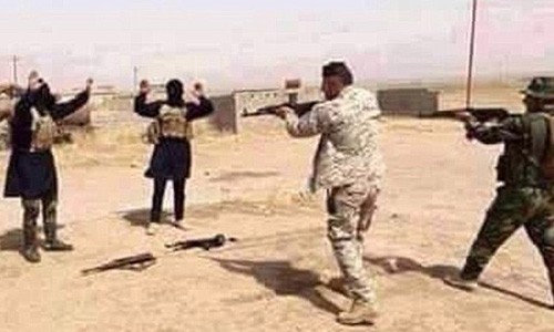 Phiến quân IS buông súng đầu hàng ở Libya Các tay súng IS ở Libya đầu hàng quân chính phủ. Ảnh: Military