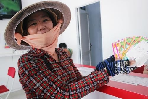 Vé số 'kiểu Mỹ' bán dạo tràn tới làng quê Người bán dạo vé số truyền thống kèm vé số tự chọn. Ảnh: Phương Đông.