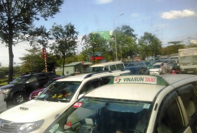 Đường phố Sài Gòn kẹt cứng, hành khách bỏ taxi cuốc bộ vào bến xe Tình trạng kẹt xe ở các đường đi qua khu vực bến xe Miền Đông trong ngày 23/1 trầm trọng.