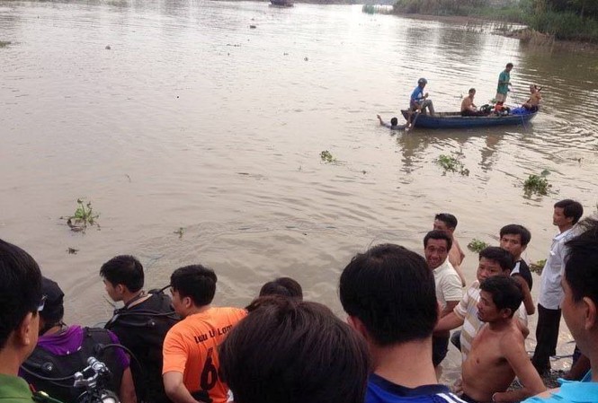 Hai học sinh tiểu học rơi xuống kênh, mất tích Lực lượng chức năng tìm kiếm hai học sinh.